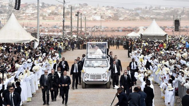 hugecrowdsattendpopesmassinmadagascar