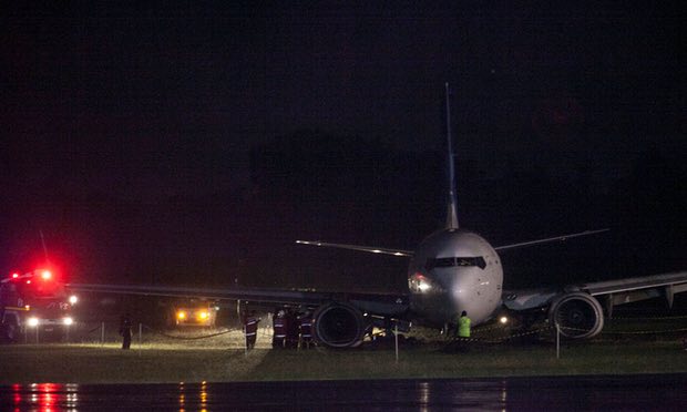 garudapassengerplanewith130onboardskidsoffrunwayinindonesia