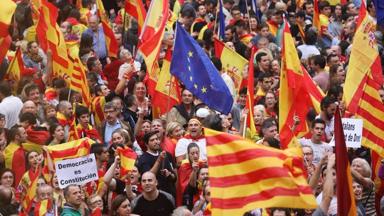 lakhsofpeoplecomeoutonstreetsofcapitaltoprotestagainstindependenceofcatalonia