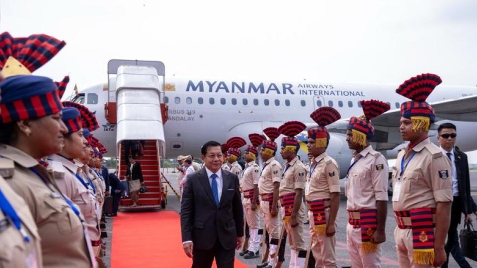 myanmarpresidentarrivesingayatovisitmahabodhitemple