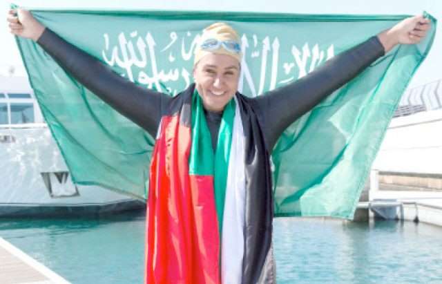 saudiwomanbecomesfirstswimmertocrossdubaicreekdubaiwatercanal