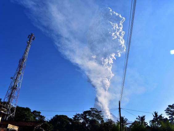 indonesiaraisesalertformerapivolcanoondenselypopulatedislandofjava