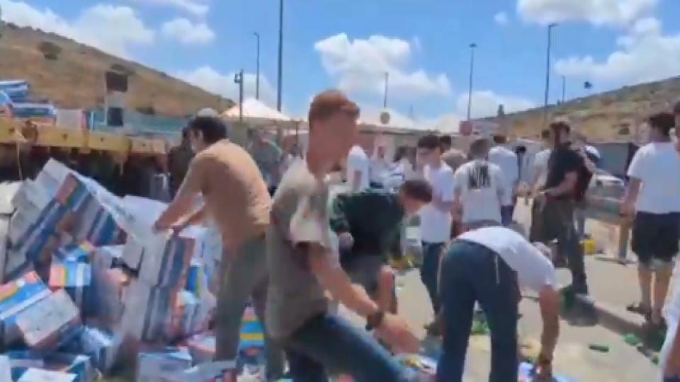 Video of Israeli settler mobs attack Gaza aid trucks as millions face famine