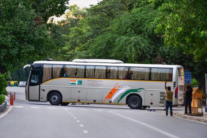 pakistansuspendsdelhilahorebusservice