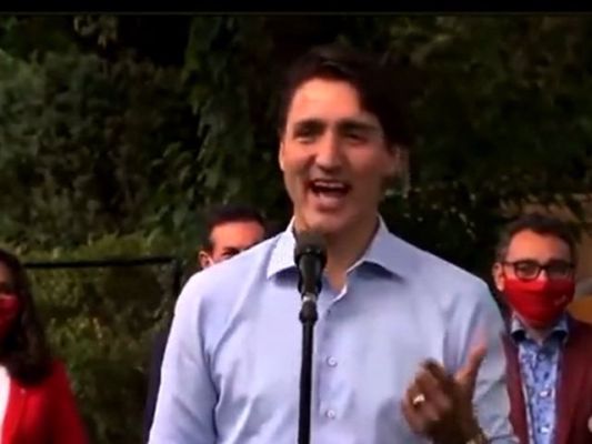 lgdplgtlbg:canadianpmjustintrudeaufailstosaylgbtq2+;trolledwatchviralvideo