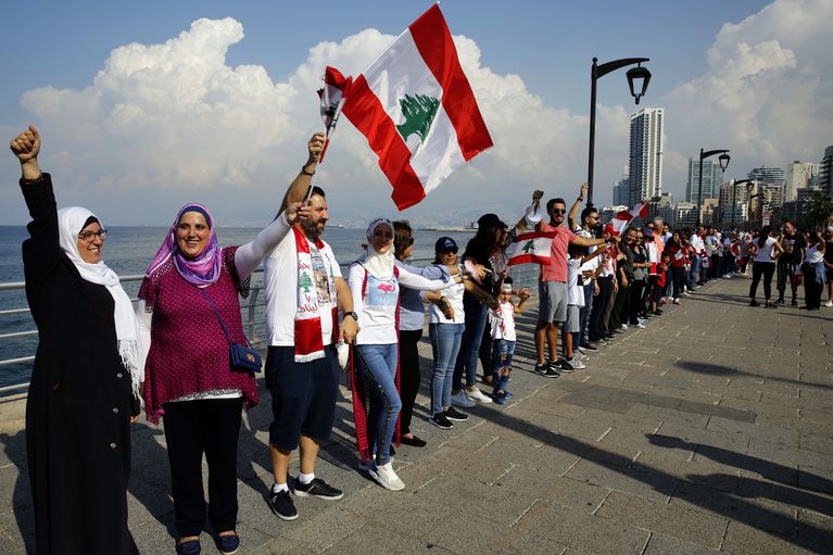 thousandsoflebaneseformhumanchaintosupportprotests