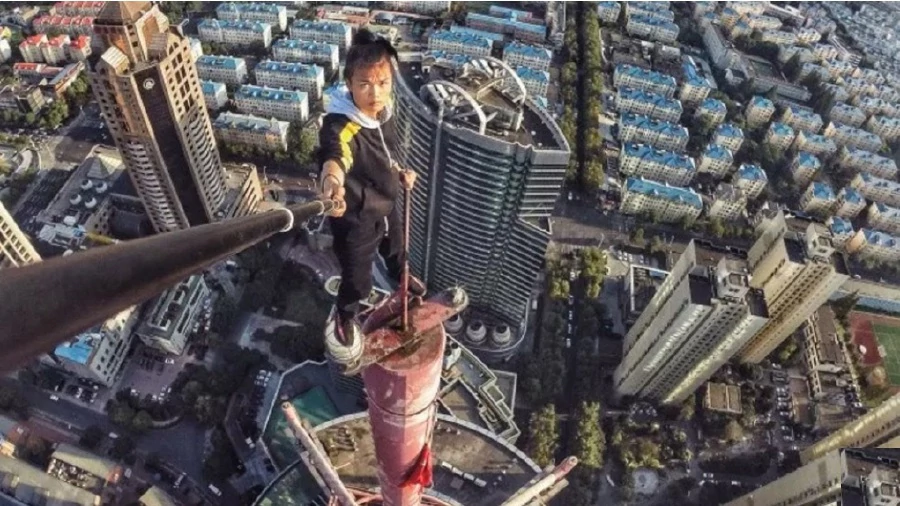 chinesedaredevilrooftopperfallstohisdeathfrom62storeyskyscraper