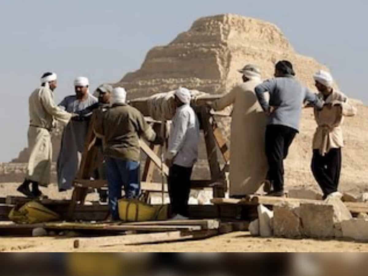 egyptarchaeologistdiscovers4300yearoldgildedmummy