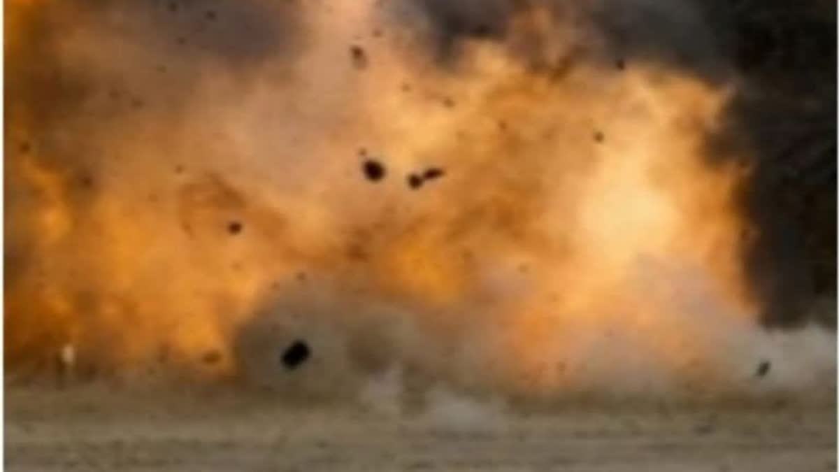 bombexplosionkillssixpakistanipolicemengoingtoescortpoliovaccinationteam