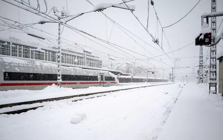 heavysnowfalldisruptsgermanywithflightandtraincancellationsicyroadcrashes