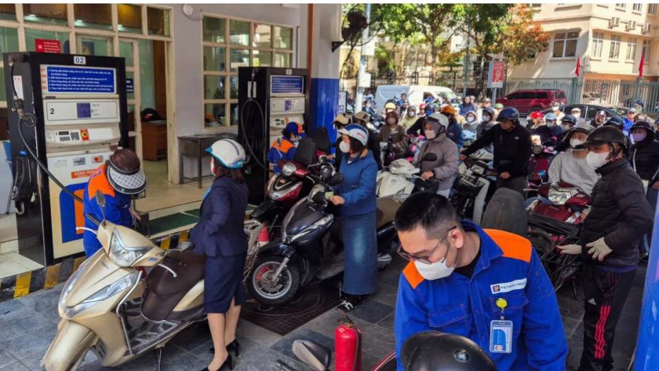Vietnam Temp Waives Green tax to Cut Petrol Prices by a Quarter