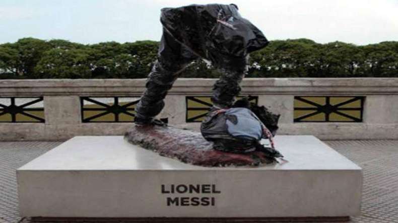 lionelmessisstatuevandalisedandcutinhalflessthanayearafteritwaserected