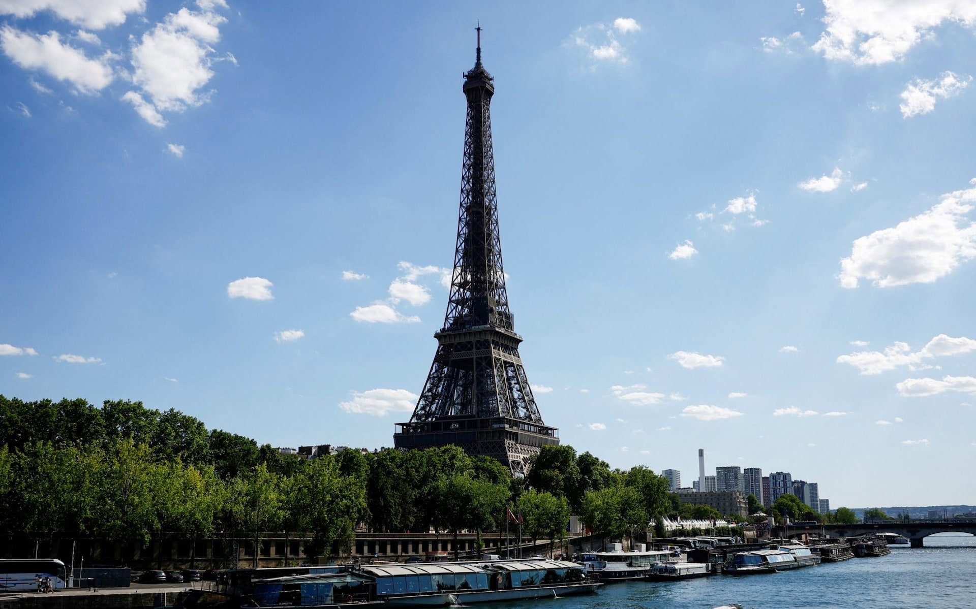 parisabandonsplansfornewbuildingsatfootofeiffeltowerafterprotests