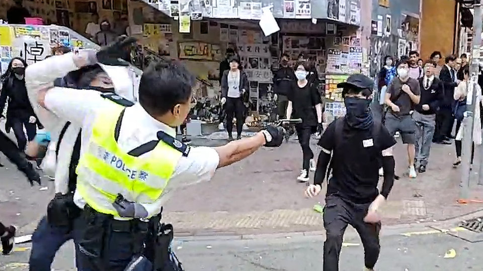 hongkongpoliceshootandcriticallywoundedaprotester