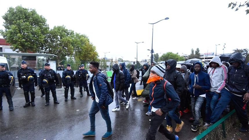 frenchpoliceevacuate2000migrantsinparis