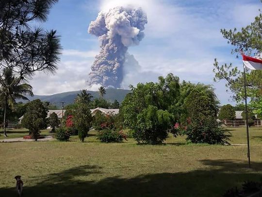 volcanoeruptsonindonesianislandhitbytsunamiandearthquake