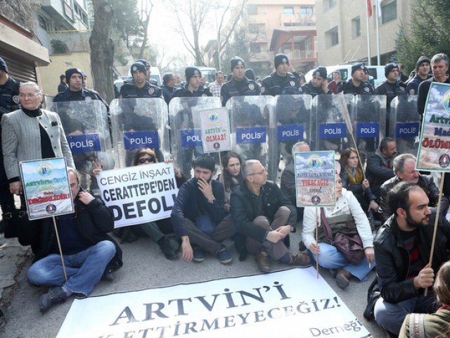 turkishpolicedetainhundredsofprotestingairportworkers