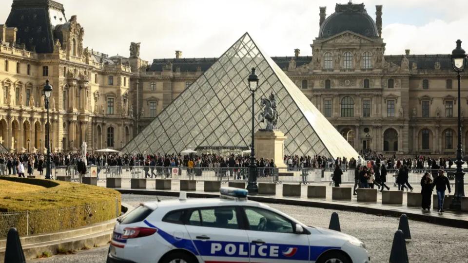 Two Suspects Held Over Theft Of Crown Jewels in Paris