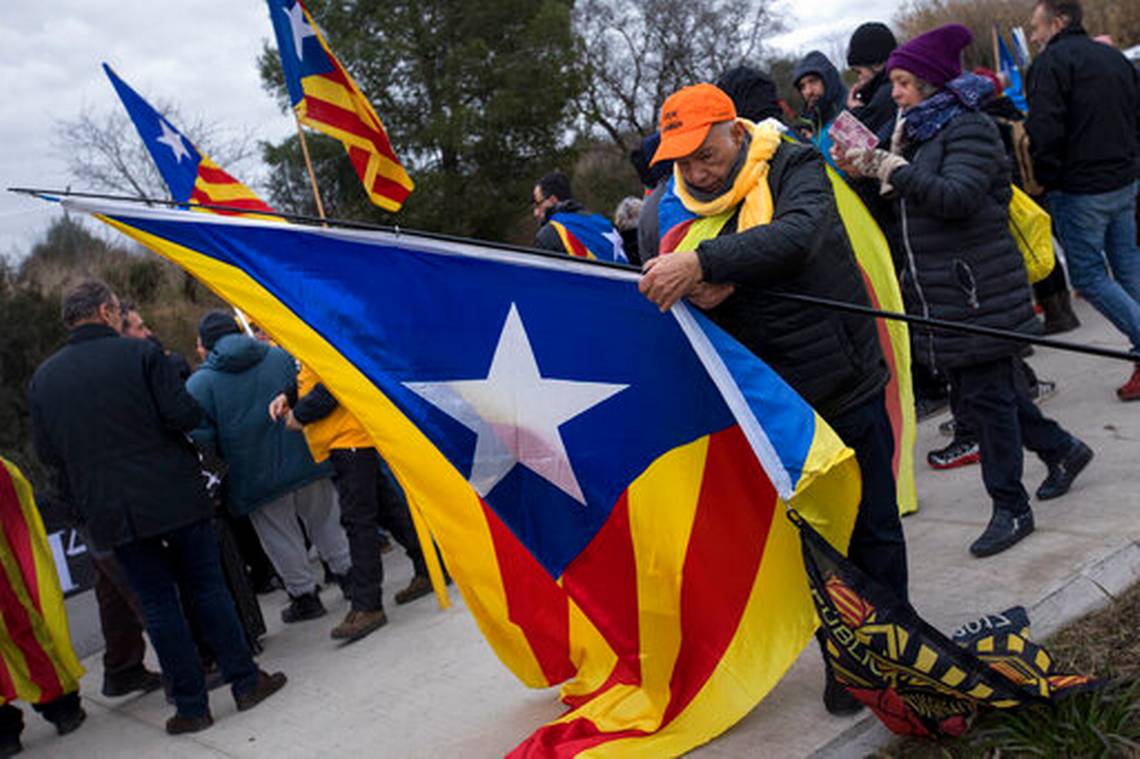 dozencatalanseparatistswillgoontrialonfeb12th:supremecourtofspain