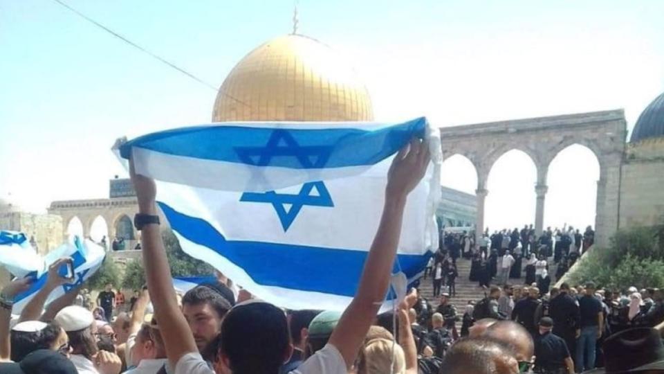 Settlers storm Al-Aqsa mosque and raise Israeli flag on compound