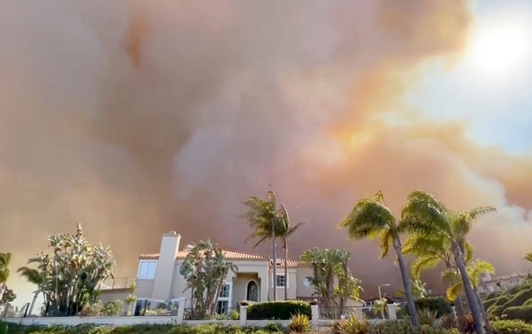 coastalfiredestroysseveralhomesinsoutherncalifornia