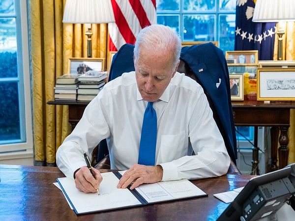 bidensignsexecutiveordertoprohibittradeinvestmentinukrainebreakawayregions