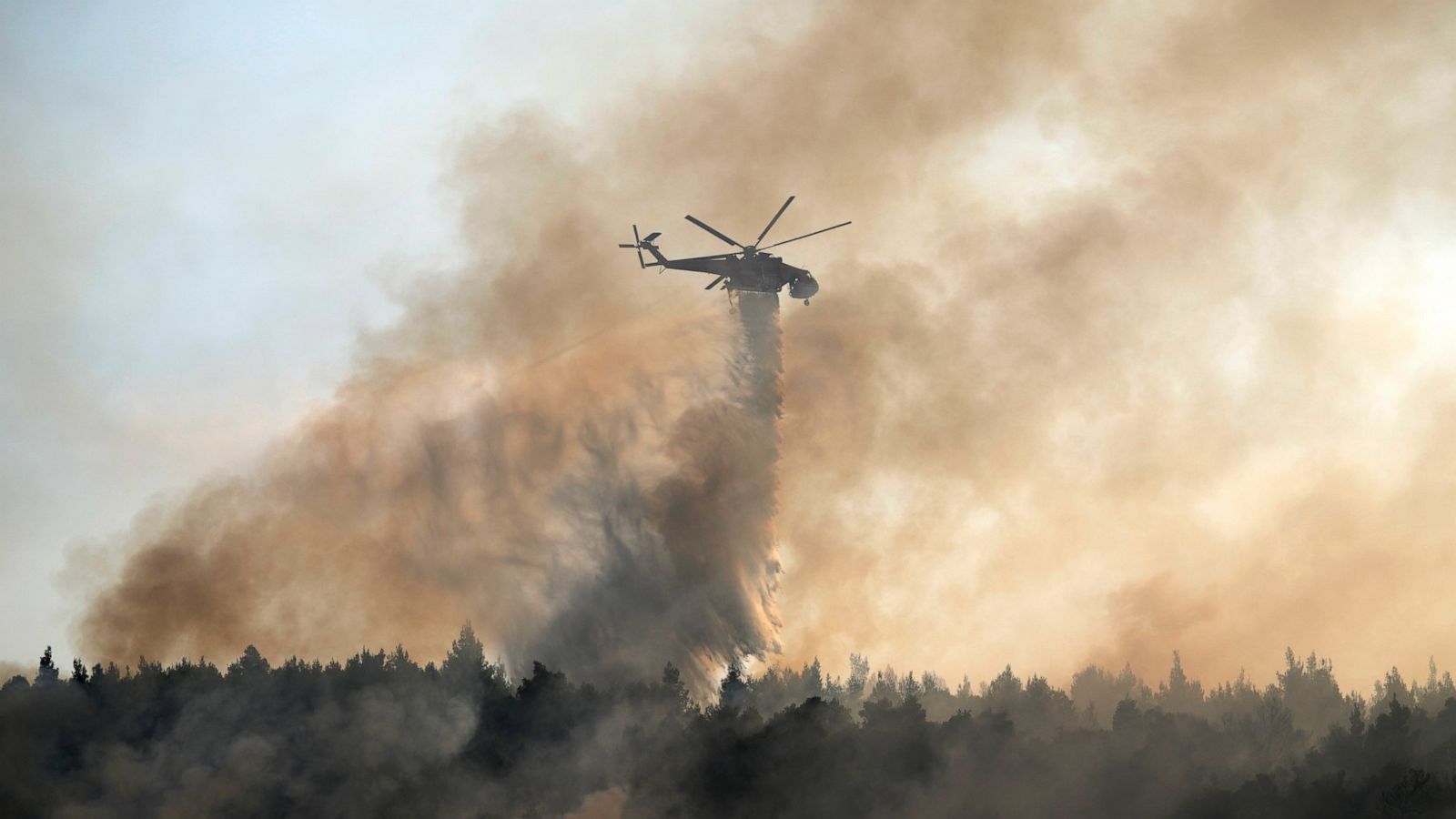 wildfiresforceeviaislandresidentstoevacuateingreece