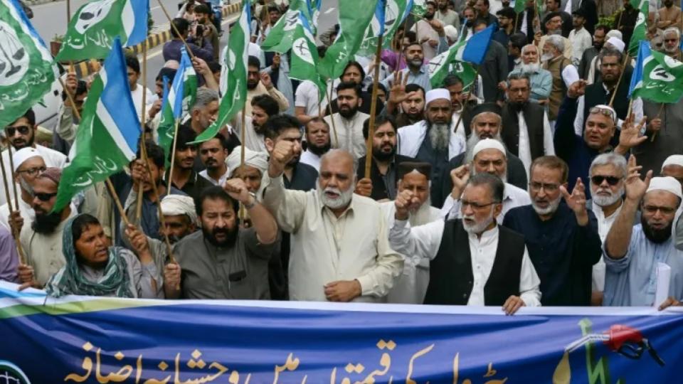 Free Public Transport as Energy Crisis Bites in Pakistan