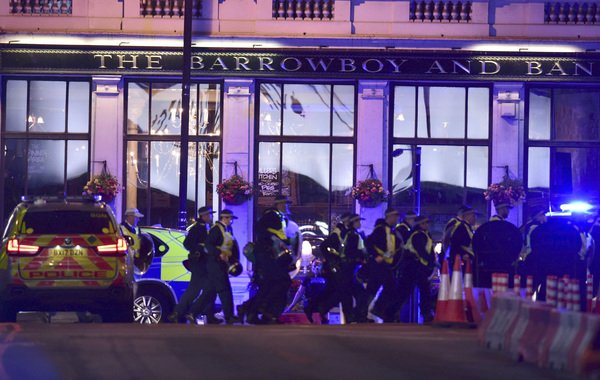 londonbridgecrash:ukpolicerushtolondonbridgeafterreportsofvanhittingpedestrianscasualtiesfeared