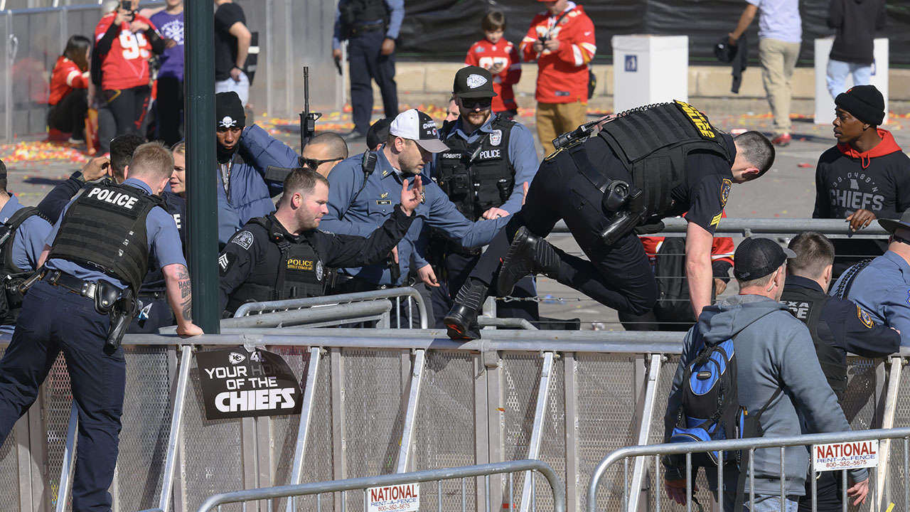 onedeadchildrenamong21injuredinshootingatkansassuperbowlparade