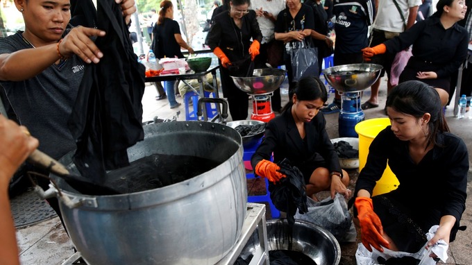 dyeingstationspopupacrossbangkokasblackclothesbecometooexpensiveafterkingsdeath