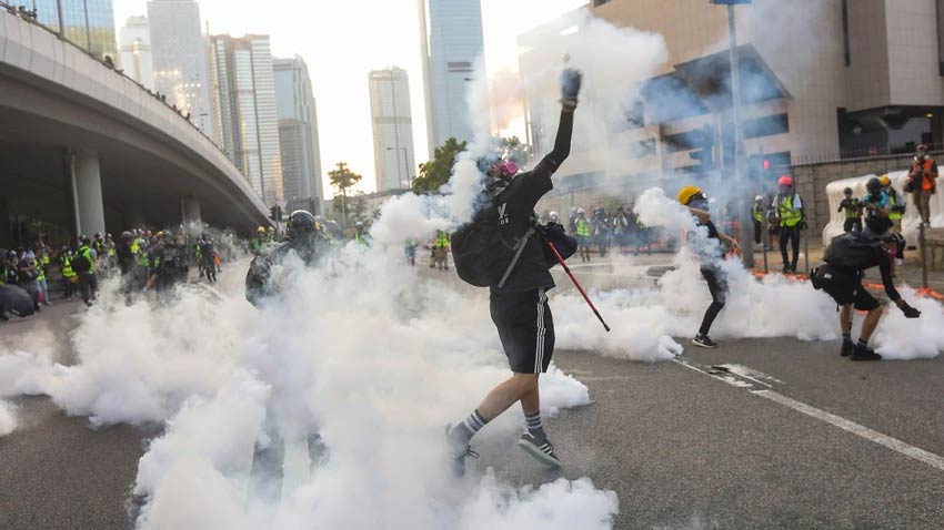 hongkongreturnstoviolencewithteargas