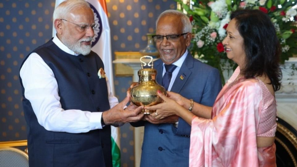 primeministermodigifts‘gangajal’tomauritiuspresident