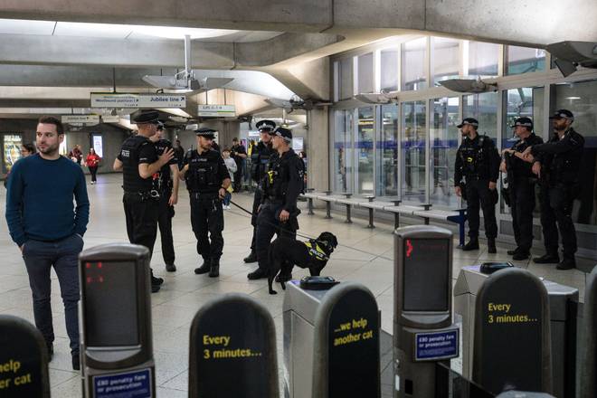 londonsubwayblast:britishpolicearrest18yearoldmanasterrorthreatlevelremainscritical