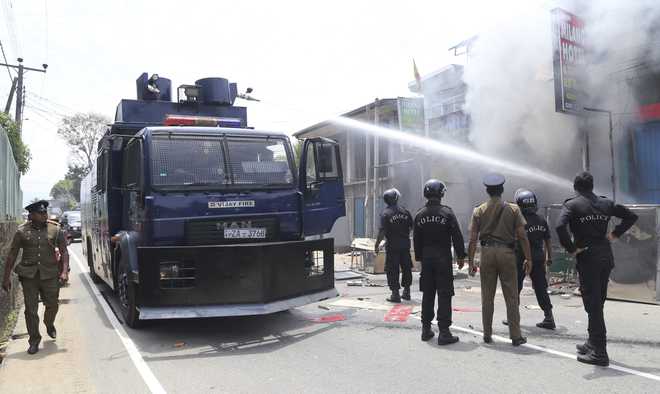 afteremergencysrilankashutsdownsocialmedianetworksasbuddhistmobsattackmosques