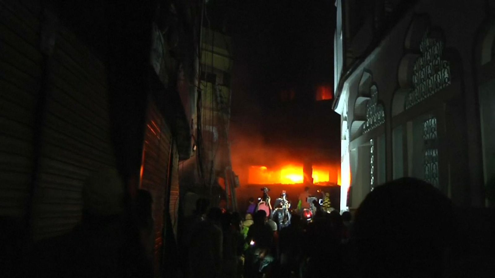 atleast70dieinbangladeshplasticswarehousefire