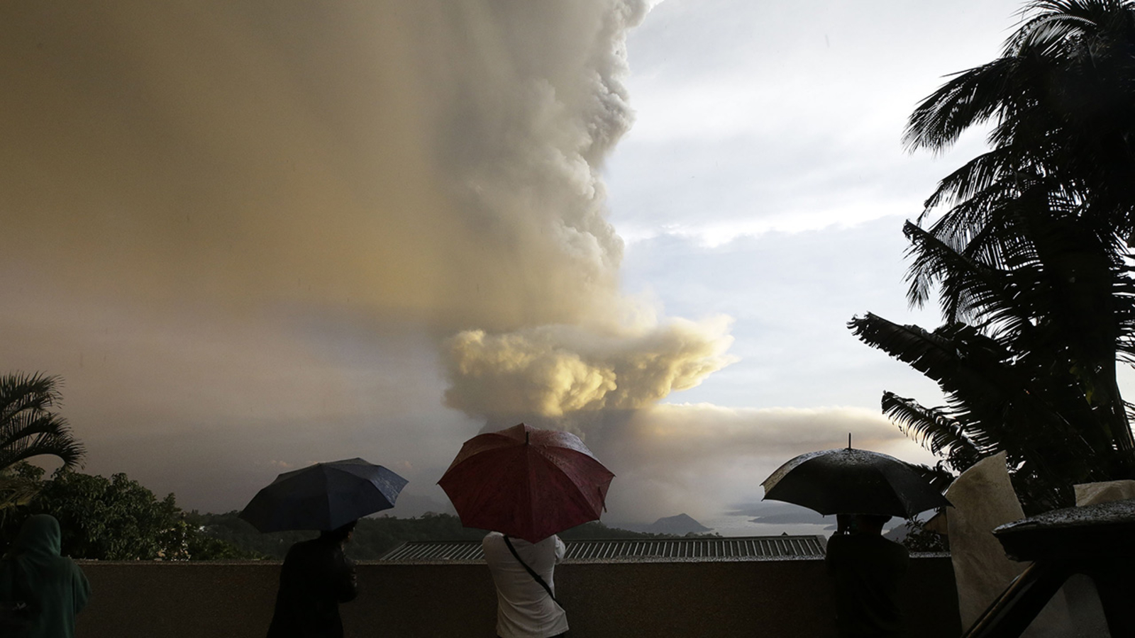 philippines:volcanonearmanilacoulderuptagainincomingdays:officials