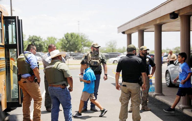18 children and 3 teachers killed in shootout in Texas school shooting