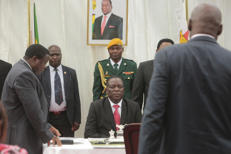 zimbabwepresidentswearsinfirstpostmugabecabinetministers