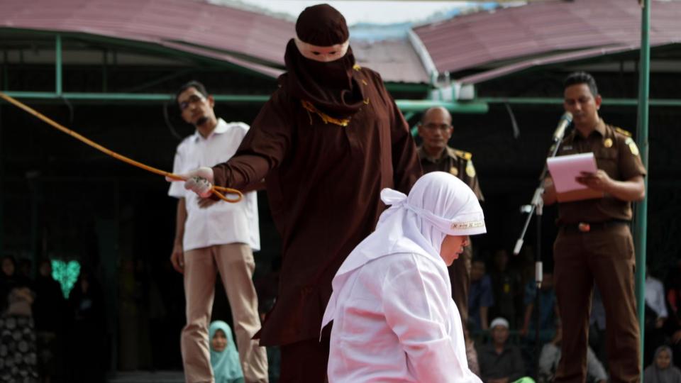 Couple caned 140 times for having sex outside marriage, alcohol in Indonisa