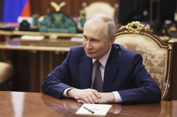 putinannouncestemporaryeasterceasefireinukraineurgeskyivtofollowsuit