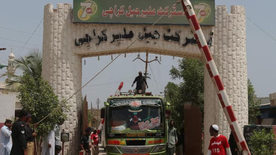 At least 216 inmates flee Karachi