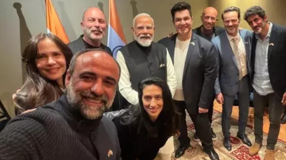 PM Narendra Modi Meets With Team of  