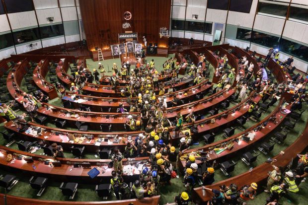 hongkongprotestersbreachtheinsideofparliamentbuilding