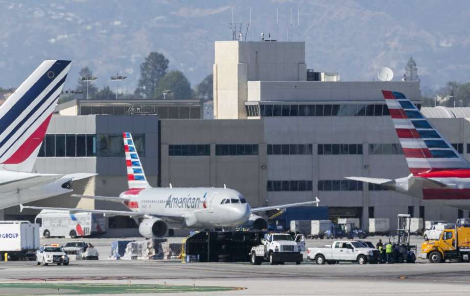 planecrashesintolosangelesairporttruckafterlanding