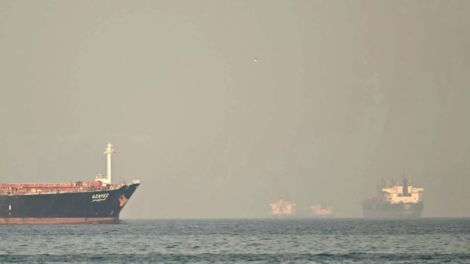 Iran, US Harden Their Positions as Tehran Keeps Its Grip on Hormuz