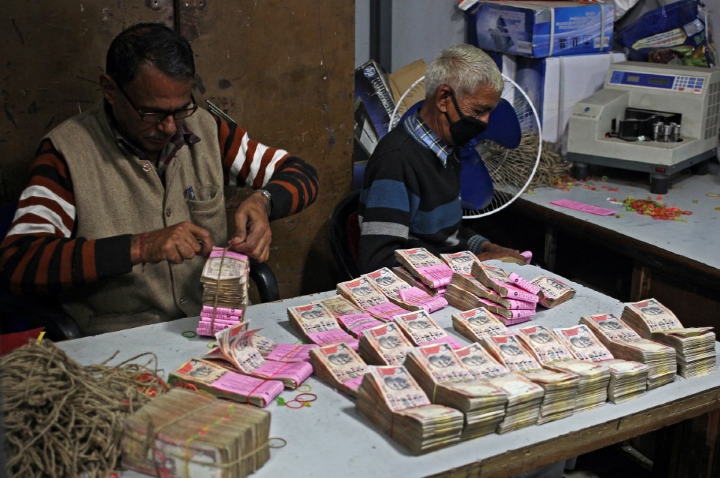 india’sbrandnewbanknotesarealreadybeingusedforcorruption