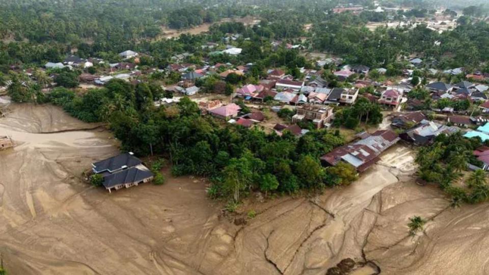 indonesiafloodsandlandslideskillover1000asrescueeffortscontinue