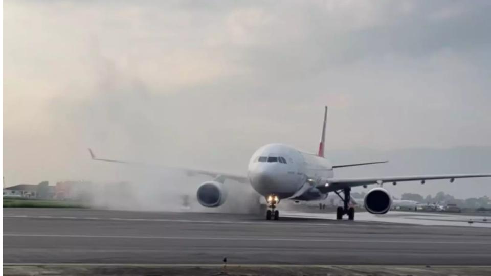 turkishairlinesjetcatchesfirewhilelandinginnepalallsafe