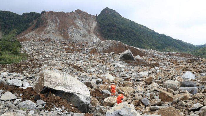 14 dead after mountain collapse in China
